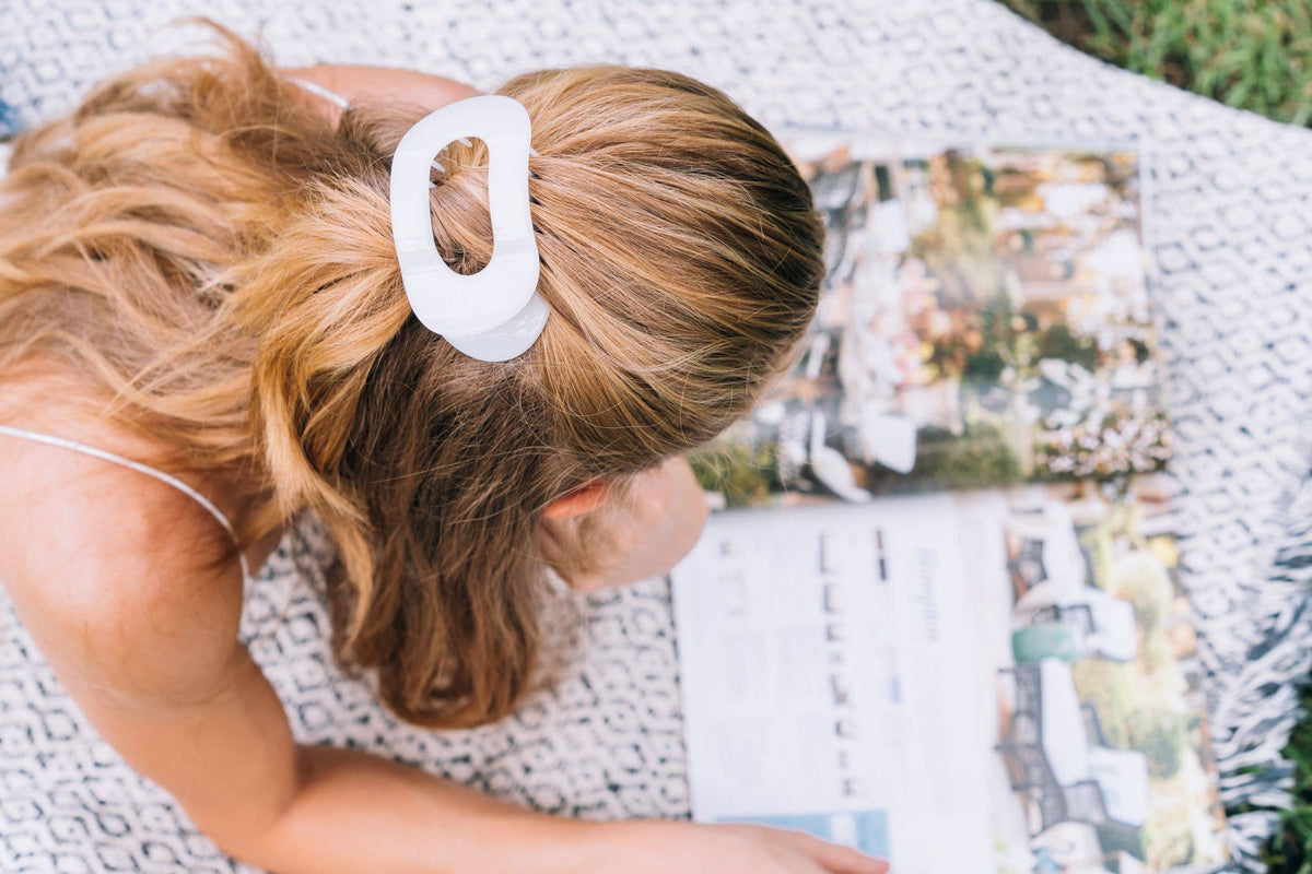 Coconut White | Medium | Round Flat Hair Clip