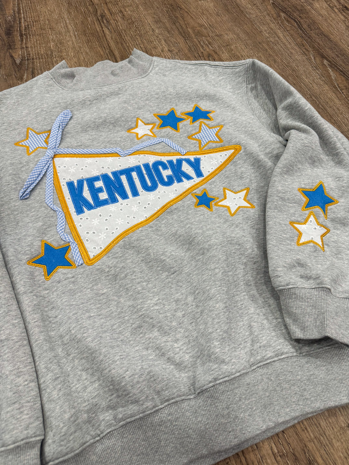 Prim Gray "Kentucky" Pennant Embroidered/Appliquéd Sweatshirt