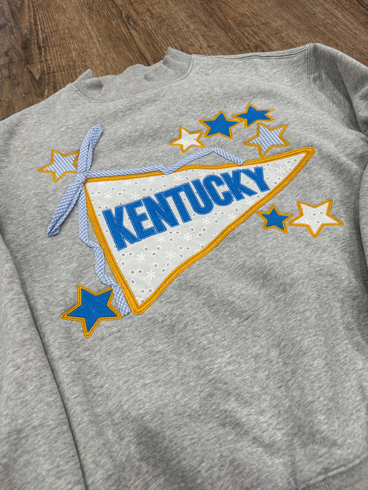 Prim Gray "Kentucky" Pennant Embroidered/Appliquéd Sweatshirt